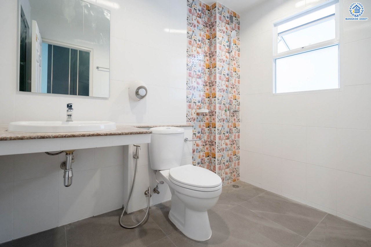 บ้านเดี่ยวมือสองนนทบุรี ม.นนทรีฟลอร่า ปิ่นเกล้า-ศาลายา เนื้อที่ 50.6 ตร.ว. ฟังก์ชัน 3 ห้องนอน 3 ห้องน้ำ 1 ห้องอเนกประสงค์ จอดรถได้ 2 คัน ส่วนกลางครบครัน ตอบโจทย์ทุกครอบครัว บนทำเลเดินทางสะดวก ใกล้เซ็นทรัลปิ่นเกล้า และจุดขึ้นทางด่วนศรีรัช